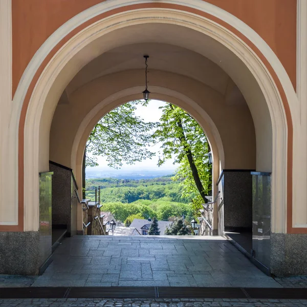 Annaberg, Opper-Silezië Polen - 14 mei 2017: Poort van de historische kerk plaats van bedevaart — Stockfoto
