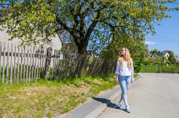 Flicka som går på gatan under sommarlovet på landsbygden — Stockfoto