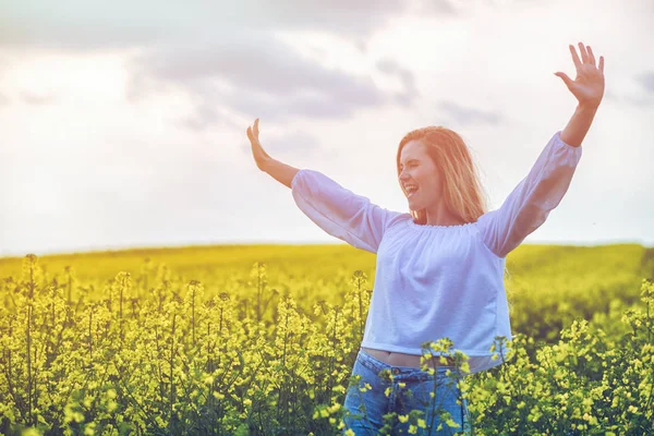 Mujer sonriente en concepto de éxito de campo de colza amarilla —  Fotos de Stock