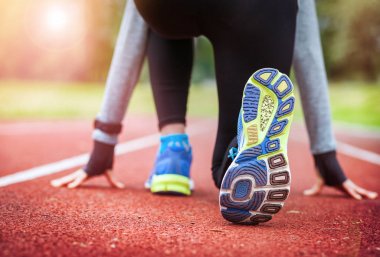 Atletik kadın koşu parkuru başlatmak hazır Başlarken üzerinde çalıştırmak geri görünüm