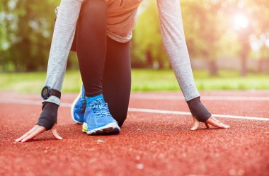 Atletik kadın koşu parkuru başlatmak hazırlanıyor