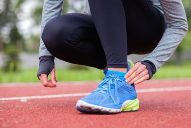 Koşu parkuru dokunmadan üzerinde atletik kadın bacak ayak bileği yaralanması ile zarar