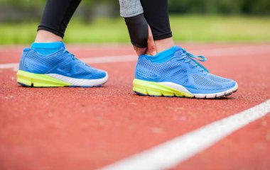 Koşu parkuru dokunmadan üzerinde atletik kadın bacak ayak bileği yaralanması ile zarar