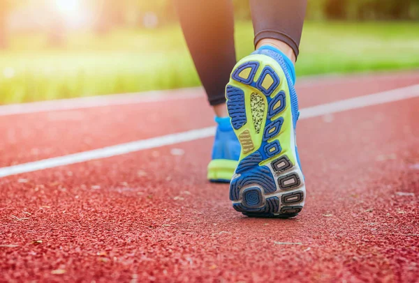 Sportovní žena nohy na běžecké dráze zblízka na boty — Stock fotografie