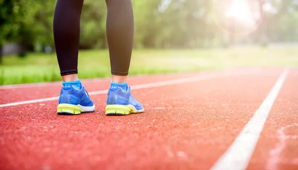 Koşu parkuru ayağa atletik kadın ayakkabı üzerinde yakın çekim — Stok fotoğraf