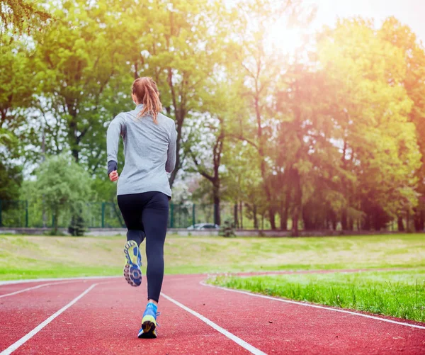 Mulher atlética correndo na faixa de visão traseira, estilo de vida saudável — Fotografia de Stock
