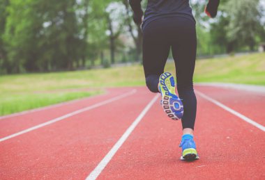 Atletik kadın yolda geri görünüm, sağlıklı bir yaşam tarzı çalışan