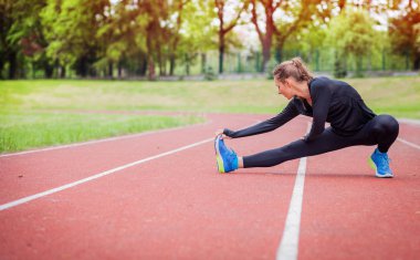 Atletik kadın koşu parkuru daha önce eğitim, sağlıklı yaşam tarzı germe