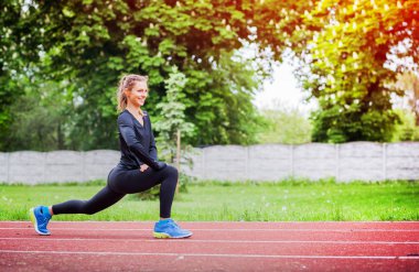 Atletik kadın koşu parkuru daha önce eğitim, sağlıklı yaşam tarzı germe