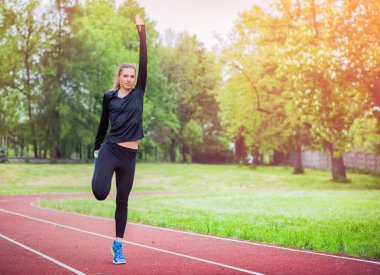 Atletik kadın koşu parkuru daha önce eğitim, sağlıklı yaşam tarzı germe