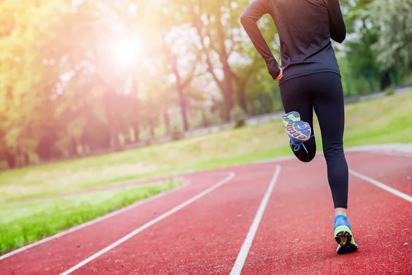 Mulher atlética correndo na faixa de visão traseira, estilo de vida saudável — Fotografia de Stock