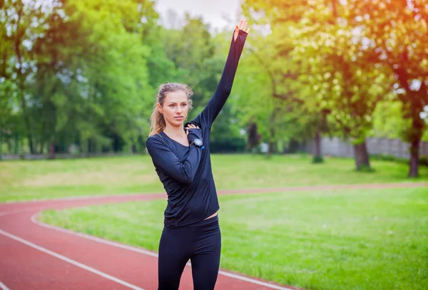 Kobieta lekkoatletycznego rozciąganie przed uruchomieniem szkolenie zdrowy styl życia — Zdjęcie stockowe