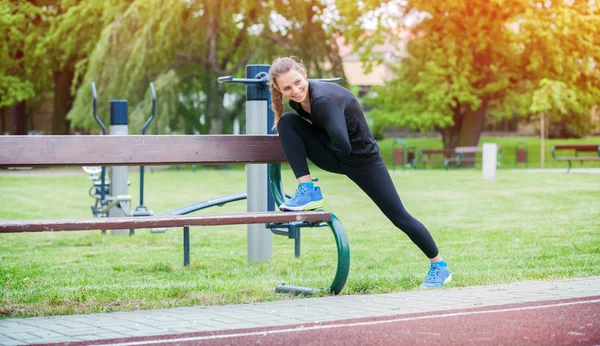 Athletic woman stretching before fitness workout outdoor — Stock Photo, Image