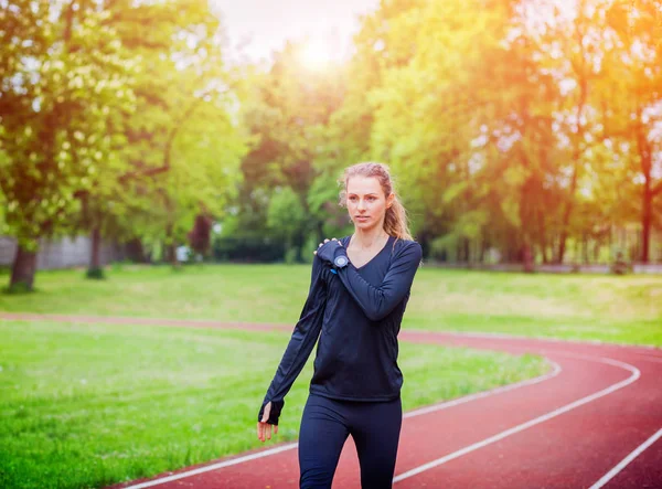 Atletik kadın sağlıklı yaşam eğitimi çalıştırmadan önce germe — Stok fotoğraf