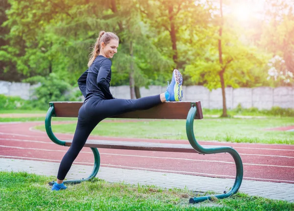 Mujer atlética estiramiento antes de ejecutar el entrenamiento estilo de vida saludable — Foto de Stock