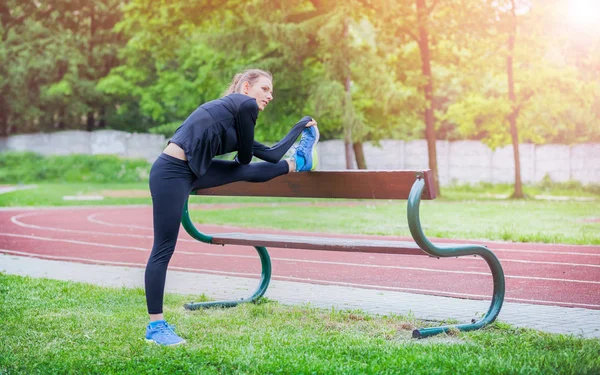 Kobieta lekkoatletycznego rozciąganie przed uruchomieniem szkolenie zdrowy styl życia — Zdjęcie stockowe