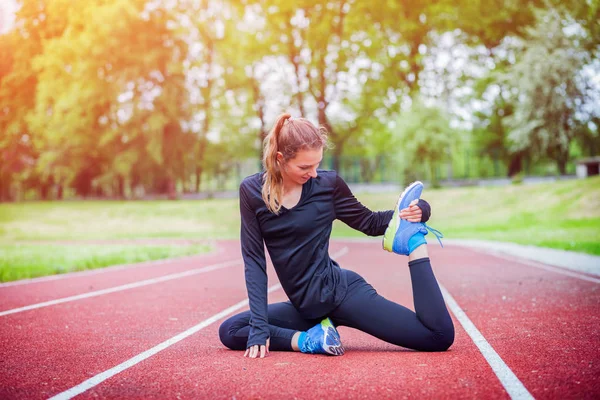 Sportovní žena na běžecké trati před školení, zdravého životního stylu — Stock fotografie
