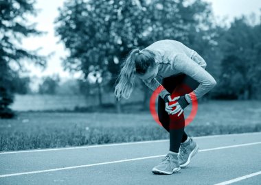 Koşu parkuru dokunmadan üzerinde atletik kadın bacak diz Inju ile zarar