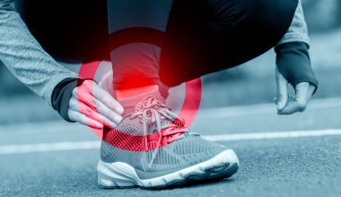 Koşu parkuru dokunmadan üzerinde atletik kadın bacak ile ayak bileği INJ zarar