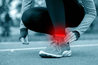 Koşu parkuru dokunmadan üzerinde atletik kadın bacak ile ayak bileği INJ zarar