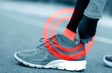 Koşu parkuru dokunmadan üzerinde atletik kadın bacak ile ayak bileği INJ zarar