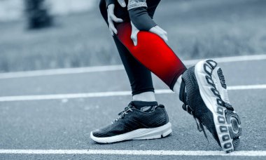 Buzağı kramp ve zarar dokunmadan koşu parkuru atletik kadın vardır