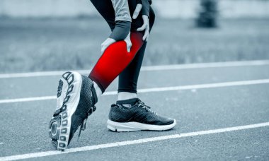 Buzağı kramp ve zarar dokunmadan koşu parkuru atletik kadın vardır