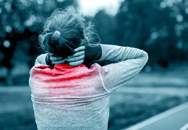 Спортивная женщина на беговой дорожке трогает больную шею с болезненной — стоковое фото