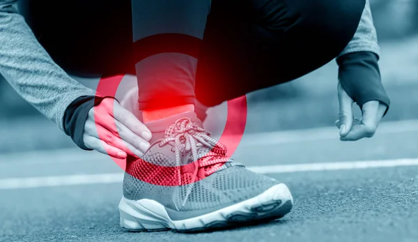 Femeia atletică pe pista de alergare atingând piciorul rănit cu inj gleznă — Fotografie, imagine de stoc