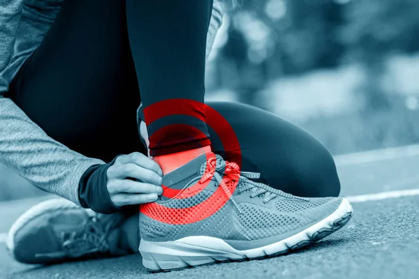 Mujer atlética en pista de correr tocando pierna herida con el tobillo inj — Foto de Stock