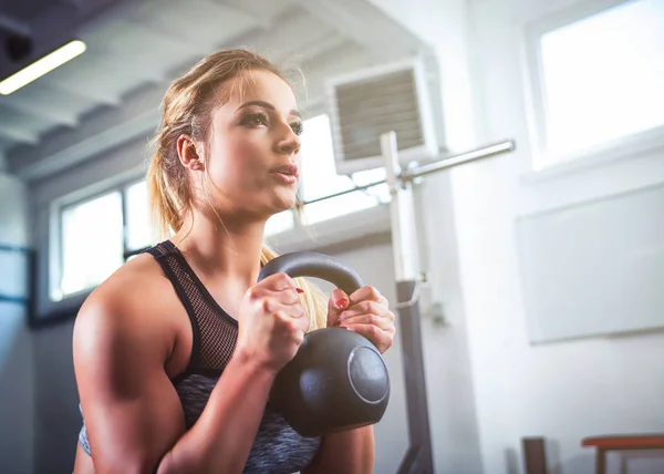 Γυμναστική γυναίκα με kettlebell κατάρτισης στο γυμναστήριο — Φωτογραφία Αρχείου