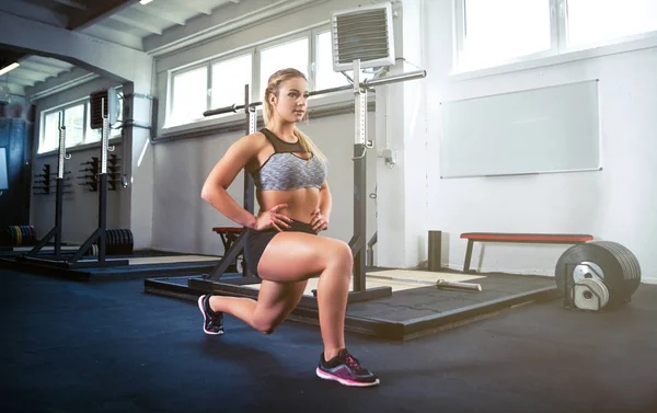 Fitness femme séance d'entraînement à la salle de gym — Photo