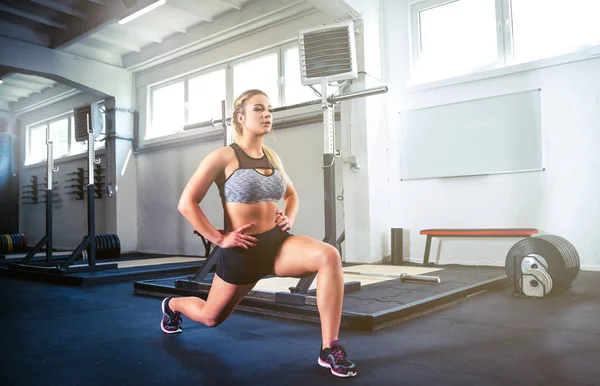 Vrouw training opleiding bij crossfit gym — Stockfoto