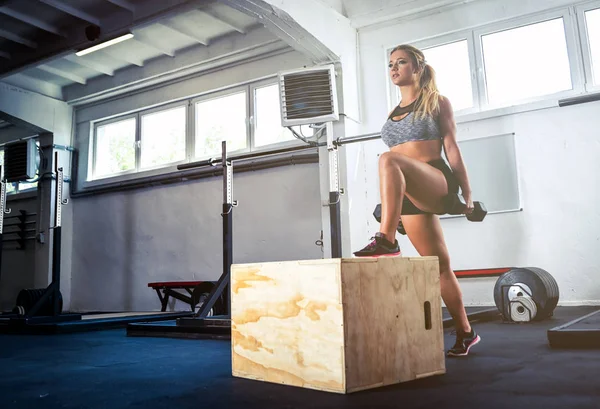 Fitness vrouw uit te werken met halters opleiding op sportschool — Stockfoto