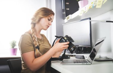 Ev ofis düzenlemek kamera kadınla serbest fotoğrafçı 