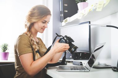 Ev ofis düzenlemek kamera kadınla serbest fotoğrafçı 