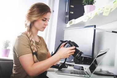 Ev ofis düzenlemek kamera kadınla serbest fotoğrafçı 