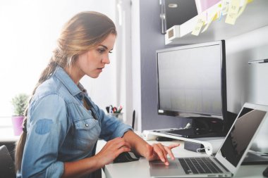 Bilgisayarda, ev ofis büro çalışan genç kadın