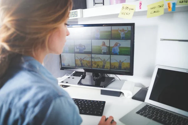 Jonge vrouw die werkt op computer, kantoor aan huis Bureau — Stockfoto