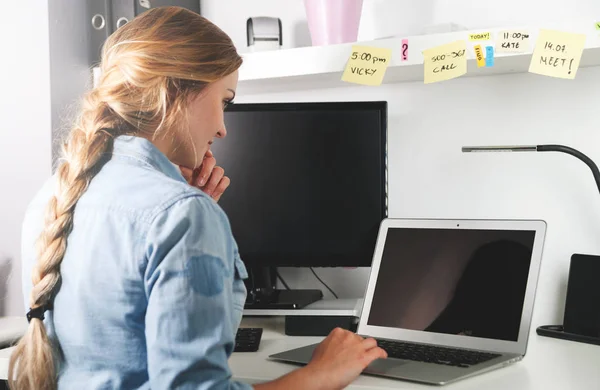 Женщина работает на ноутбуке в домашнем офисе фрилансер концепции — стоковое фото