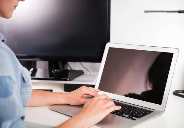 Vrouw die op laptop thuis werkt, office desk freelance concept — Stockfoto