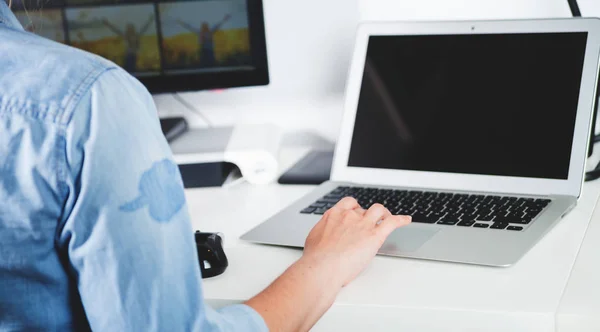 Женщина работает за компьютером в домашнем офисе пустой экран ноутбука крупным планом — стоковое фото