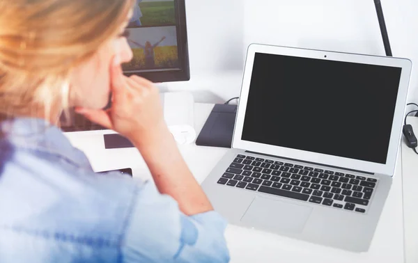 Vrouw die werkt op een computer thuis bureau leeg laptop scherm closeup — Stockfoto