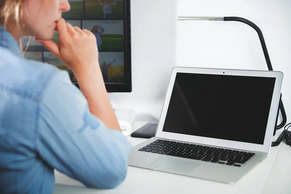 Vrouw die werkt op een computer thuis bureau leeg laptop scherm closeup — Stockfoto