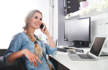 Evde telefonla konuşurken office çalışan kadın