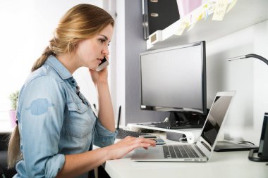 Evde telefonla konuşurken office çalışan kadın