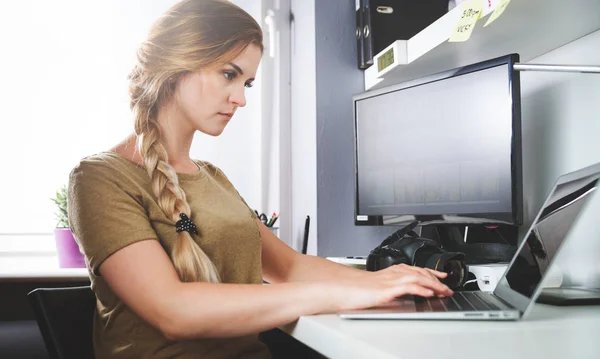 Женщина, работающая на компьютере в домашнем офисе — стоковое фото