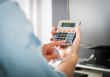 Kadına ev ofis hesap makinesi, bütçe hesaplama kullanma