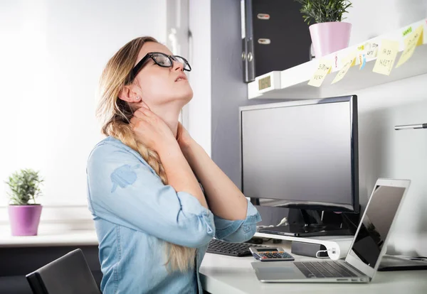 Frau im Home Office leidet unter Nackenschmerzen am Schreibtisch — Stockfoto