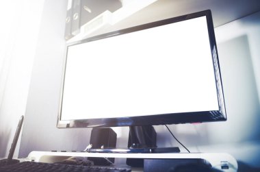 Ev ofis iç, boş ekran Danışma üstünde okul sırası bilgisayar